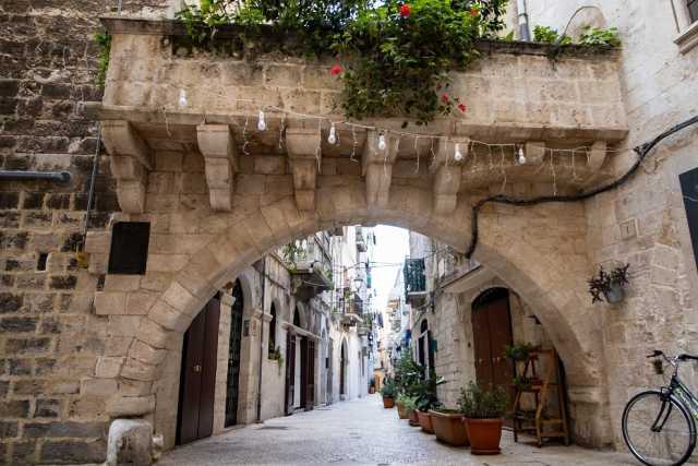 Rifugio per amanti? Struttura nobiliare? Ecco la vera storia del suggestivo Arco Meraviglia di Bari